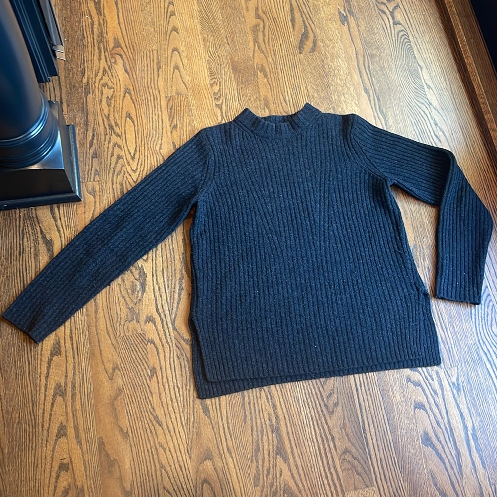 Vince crew neck cashmere blend sweater. Size small